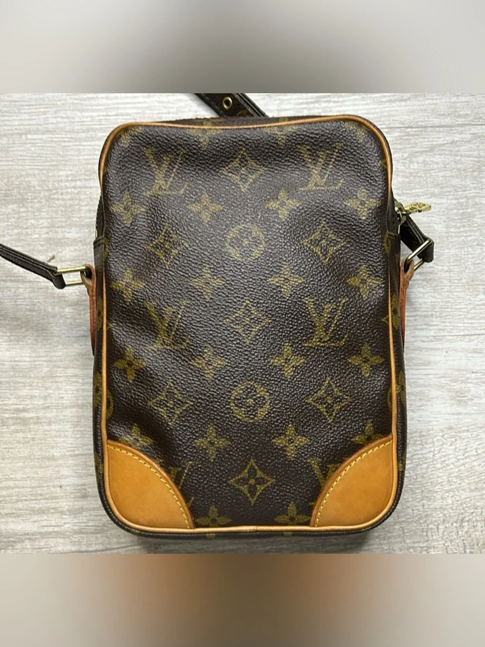 Louis Vuitton compact louis